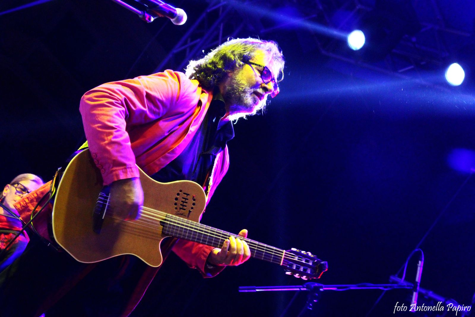 Carlo Muratori con la chitarra sul palco, fotografia di Antonella Papiro