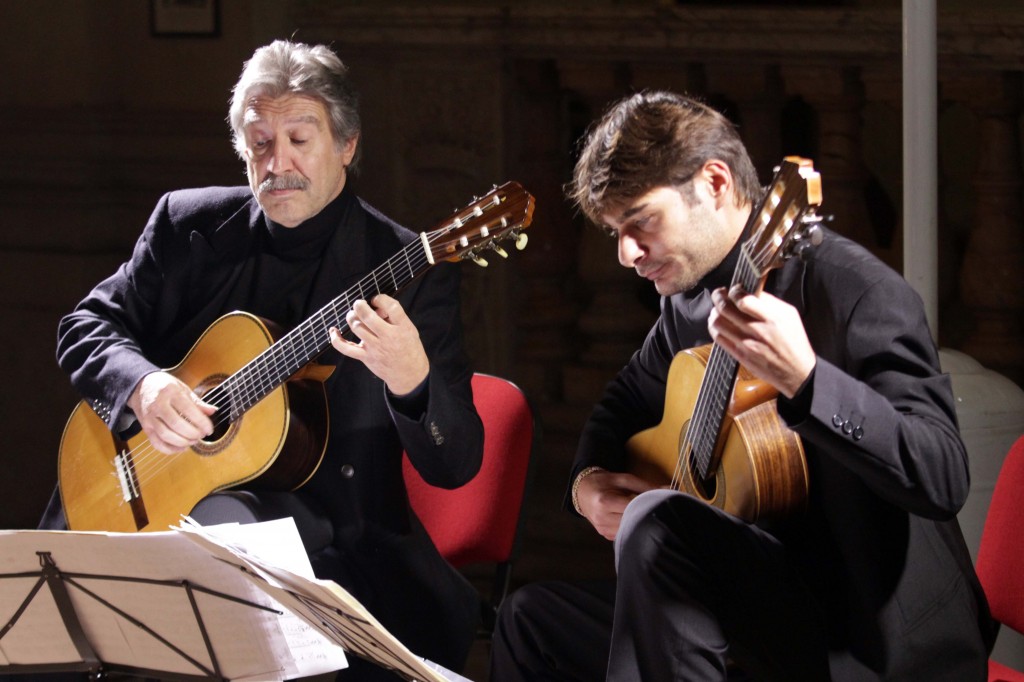 Nello Alessi alla chitarra, dettaglio della fotografia del duo